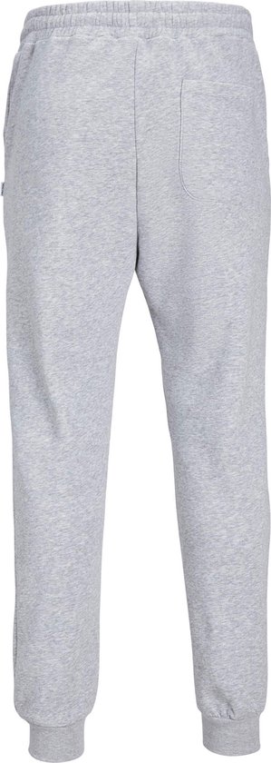Lichtgrijze joggingbroek, van de achterkant, met elastische tailleband en enkels.
