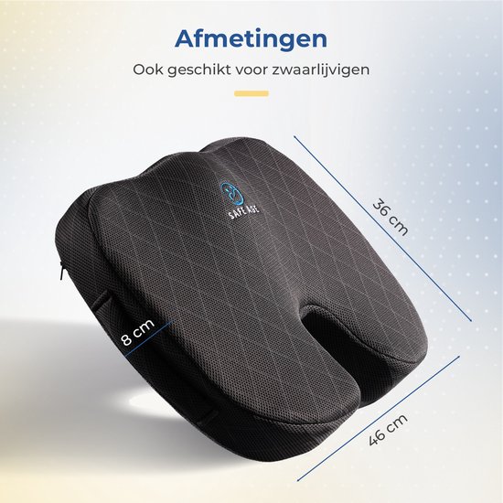 Zwart ergonomisch zitkussen met afmetingen 46 cm x 36 cm x 8 cm.