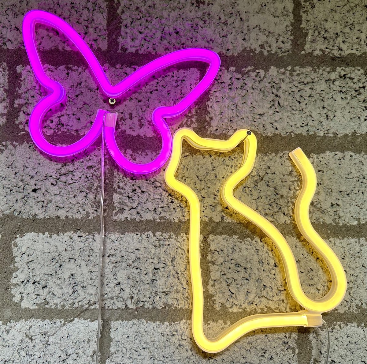 LED vlinder en kat met neonlicht - Set van 2 stuks – roze en geel neon licht - Op batterijen en USB - hoogte vlinder 22.5 x 16 x 2 cm - hoogte kat 17 x 1.5 x 23.5 cm - Wandlamp - Sfeerlamp - Decoratieve verlichting - Woonaccessoires