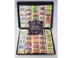 Thee Proeverij Pakket | Theepakket met 50 verschillende theesmaken met Mystery Card 'Hartelijk Gefeliciteerd’ met persoonlijke (video)boodschap | Verjaardag | Sinterklaas | Kerstpakket | Vaderdag | Moederdag | Jubileum | Valentijnsdag Thee Proeverij Pakket | Theepakket met 50 verschillende theesmaken met Mystery Card 'Hartelijk Gefeliciteerd’ met persoonlijke (video)boodschap | Verjaardag | Sinterklaas | Kerstpakket | Vaderdag | Moederdag | Jubileum | Valentijnsdag