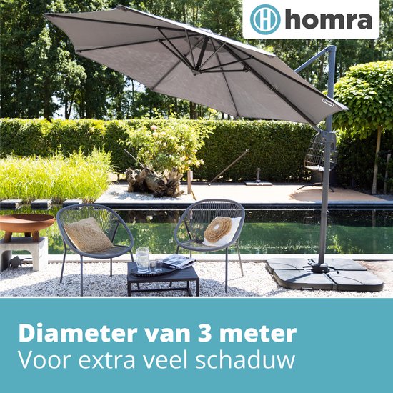 Grijze zweefparasol van Homra, diameter van 3 meter voor extra schaduw.