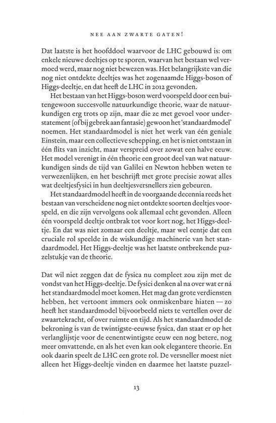 Pagina uit een boek met tekst over de Large Hadron Collider, het Higgs-boson en de standaarden van de fysica.