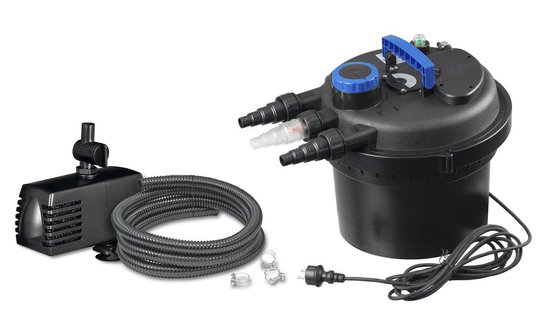 Zwart BioPressure II filter met blauwe details, een pomp, grijze slang en slangklemmen op witte achtergrond.