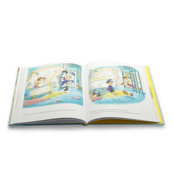 Een open kinderboek. Links valt een agent op een gladde badkamervloer. Rechts zit Agent met Politiehond in een cel, terwijl Boef, een aap, buiten de cel zit, met honden.