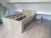 steigerhouten bed met fruitkisten