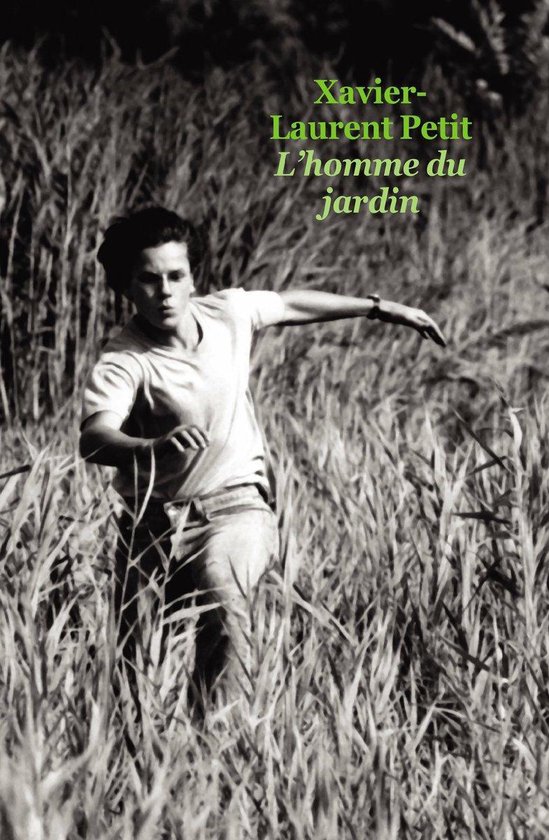 De kaft toont een jongeman in een wit T-shirt en spijkerbroek, rennend door hoog gras. Xavier-Laurent Petit L'homme du jardin.