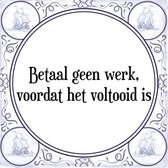 Tegeltje met Spreuk (Tegeltjeswijsheid): Betaal geen werk, voordat het voltooid is + Kado verpakking & Plakhanger