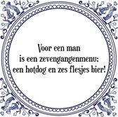 Tegeltje met Spreuk (Tegeltjeswijsheid): Voor een man is een zevengangenmenu; een hotdog en zes flesjes bier! + Kado verpakking & Plakhanger