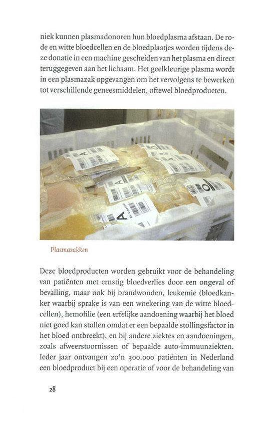 Wit mandje met verschillende zakjes plasma, gelabeld met medische informatie.