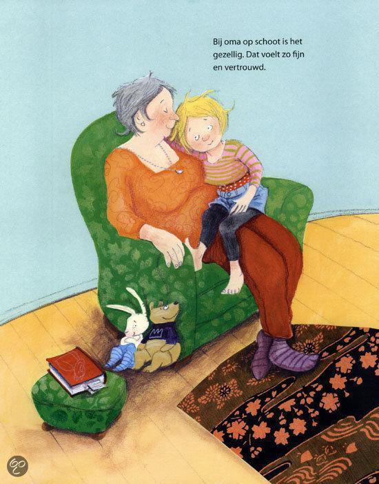 Oma knuffelt haar kleinkind op een stoel. Een konijn en beer zitten op een poef.