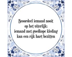 Tegeltje met Spreuk (Tegeltjeswijsheid): Beoordeel iemand nooit op het uiterlijk; iemand met goedkope kleding kan een rijk hart bezitten + Kado verpakking & Plakhanger