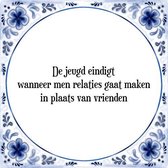 Tegeltje met Spreuk (Tegeltjeswijsheid): De jeugd eindigt wanneer men relaties gaat maken in plaats van vrienden + Kado verpakking & Plakhanger