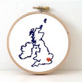 UK borduurpakket  - geprint telpatroon om een kaart van het Verenigd Koninkrijk te borduren met een hart voor Londen  - geschikt voor een beginner