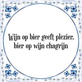 Tegeltje met Spreuk (Tegeltjeswijsheid): Wijn op bier geeft plezier, bier op wijn chagrijn + Kado verpakking & Plakhanger