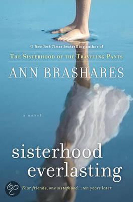Couverture du livre "Sisterhood Everlasting" par Ann Brashares. Une empreinte de pied dans l'eau avec le reflet d'une femme en robe blanche.
