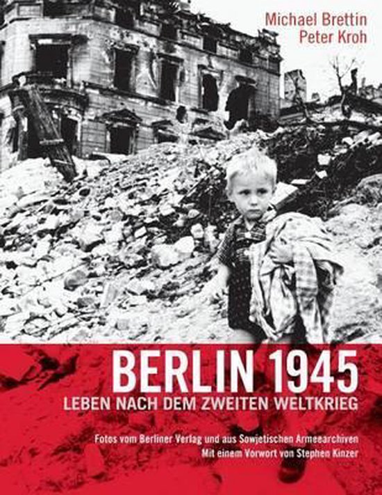 Boekomslag: zwart-witfoto van een kind in een verwoest Berlijn in 1945 met de titel 'BERLIN 1945' in rode balk.