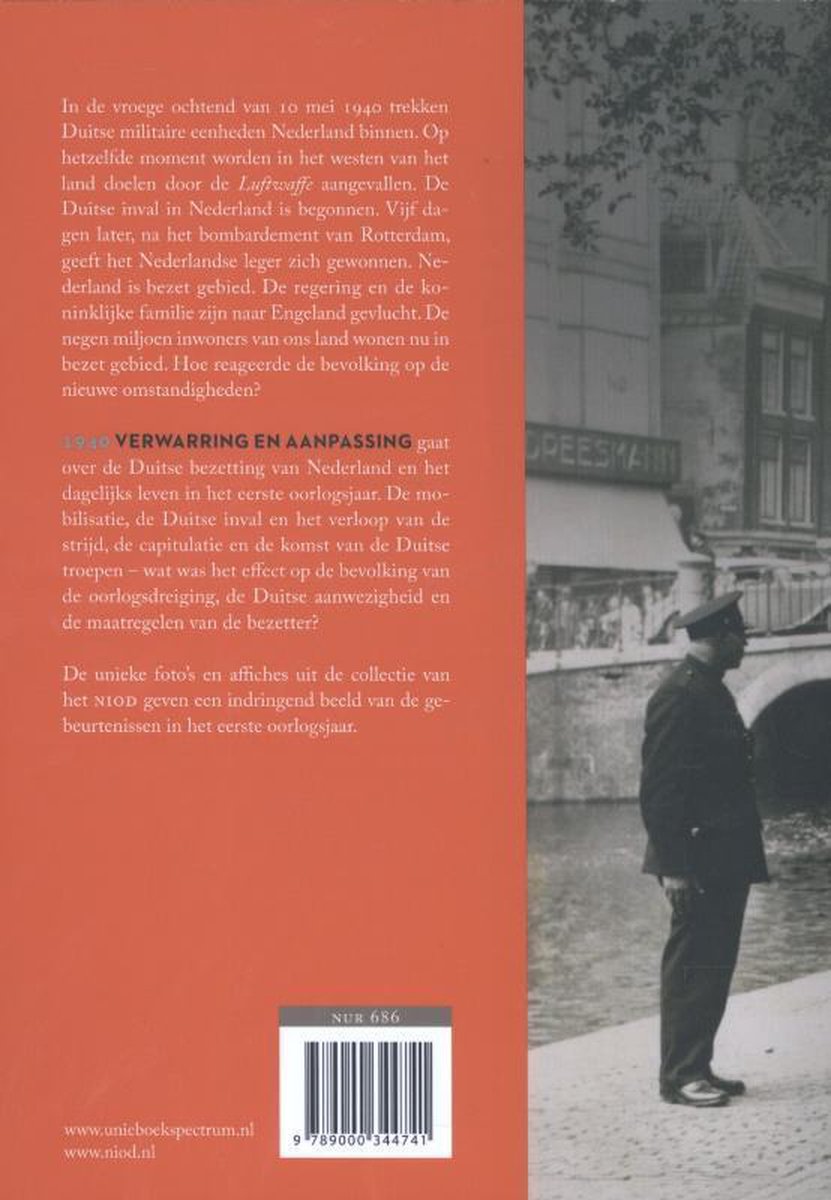 Boekomslag met tekst over de Duitse inval in Nederland in 1940 en een foto van een man in uniform.
