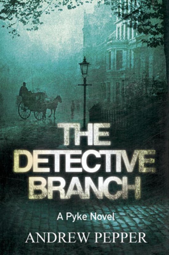 Couverture du livre : Le texte 'THE DETECTIVE BRANCH' est centré en lettres blanches, suivi de 'A Pyke Novel' et 'ANDREW PEPPER'. Une calèche avec un homme sur le siège conduit dans une rue brumeuse au loin.