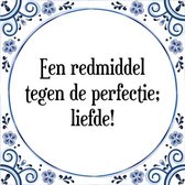 Tegeltje met Spreuk (Tegeltjeswijsheid): Een redmiddel tegen de perfectie; liefde! + Kado verpakking & Plakhanger