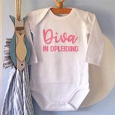 Baby Rompertje met tekst meisje Diva in Opleiding | Lange mouw | roze print | maat 62/68