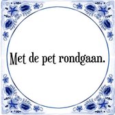 Tegeltje met Spreuk (Tegeltjeswijsheid): Met de pet rondgaan. + Kado verpakking & Plakhanger