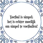 Tegeltje met Spreuk (Tegeltjeswijsheid): Voetbal is simpel; het is echter moeilijk om simpel te voetballen! + Kado verpakking & Plakhanger