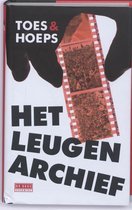 Boekomslag met de titel "Het Leugenarchief" in grote letters. Een hand houdt een filmstrip vast met beelden van een menigte.