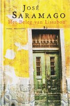 Boekcover: José Saramago - Het Beleg van Lissabon, met een verweerde gele muur en een groen geschilderde deur.