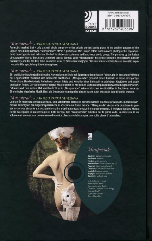 Vrouw in Venetiaans kostuum, met masker, jurk en haar in krullen.
