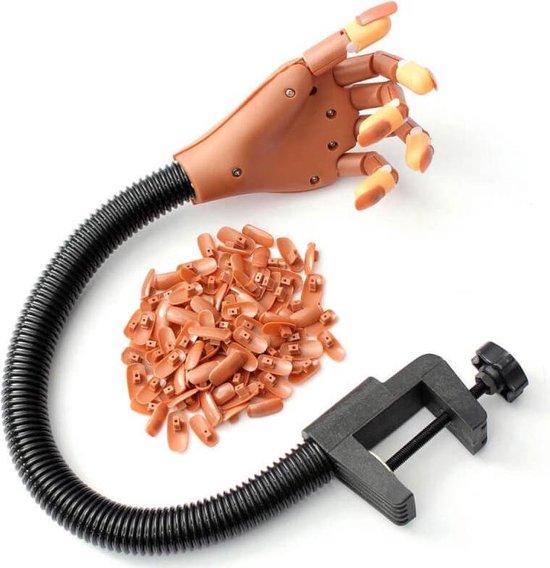 Main d'entraînement brune avec faux ongles, pince et une pile de faux ongles à côté.