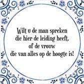 Tegeltje met Spreuk (Tegeltjeswijsheid): Wilt u de man spreken die hier de leiding heeft, of de vrouw die van alles op de hoogte is! + Kado verpakking & Plakhanger