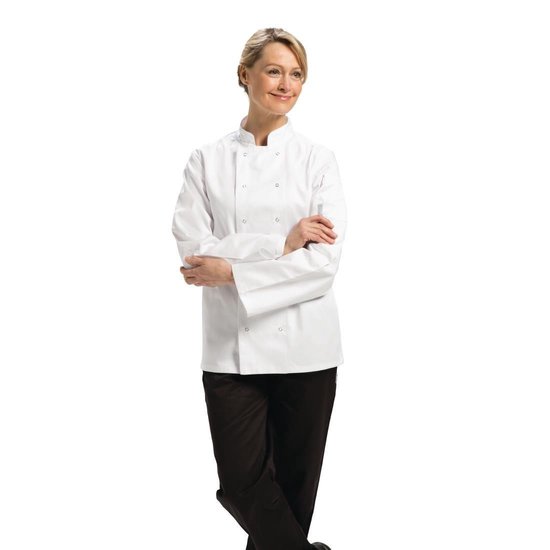 Vrouw in witte koksbuis met lange mouwen en zwarte broek, armen gekruist.