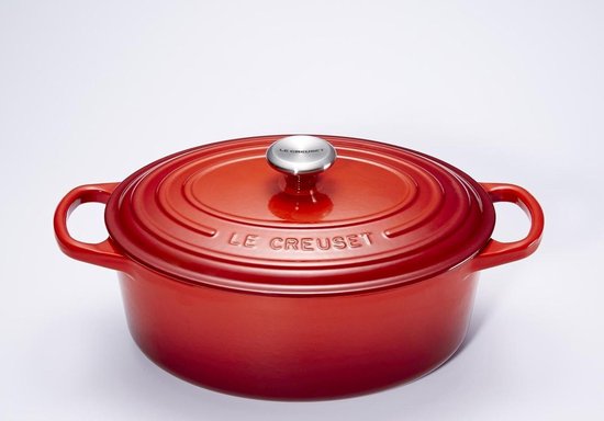 Le Creuset Braadpan Signature Ovaal Kersenrood – Ø 31 cm / 6,3 Liter – Grote Gietijzeren Stoofpan – Ovale Vorm voor Braadstukken en Gevogelte – In Levendige Rode Emaille – Voor Oven, Inductie en Groot Gasfornuis