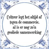 Tegeltje met Spreuk (Tegeltjeswijsheid): Cultuur legt het altijd af tegen de commercie, al is er nog zo'n geoliede samenwerking + Kado verpakking & Plakhanger