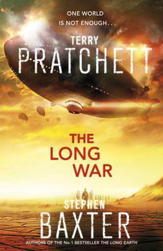 De cover van het boek 'The Long War' van Terry Pratchett en Stephen Baxter. Een luchtschip vliegt over een woestijnachtig landschap onder een dramatische hemel.