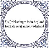 Tegeltje met Spreuk (Tegeltjeswijsheid): Als Driekoningen is in het land komt de vorst in het vaderland + Kado verpakking & Plakhanger