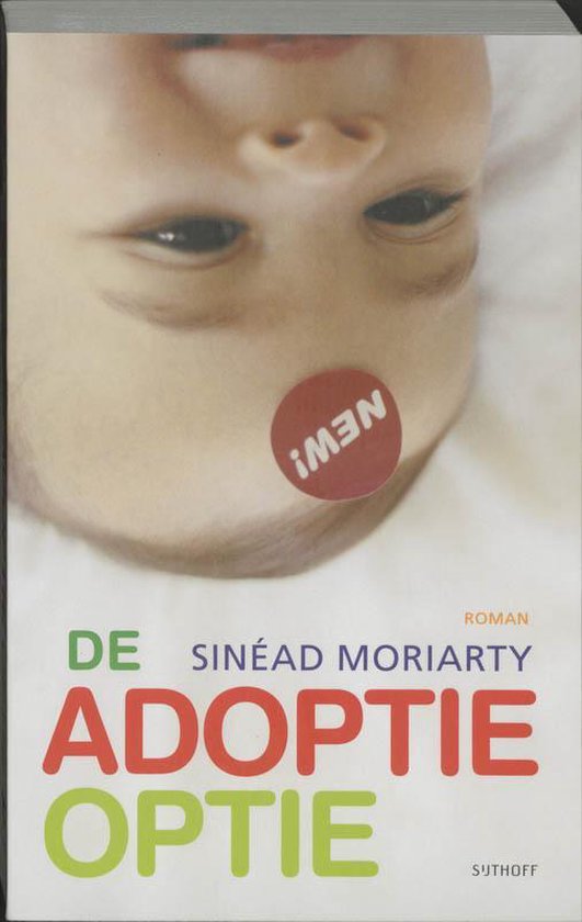 Voorkant van de roman De Adoptie-Optie door Sinéad Moriarty met een close-up van een baby met een sticker op het hoofd.