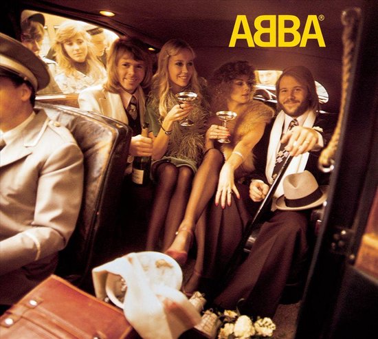 ABBA logo boven vier personen in een auto, met champagne en hoed.