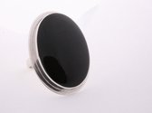 Grote ovale zilveren ring met onyx - maat 18