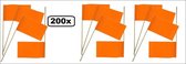 200x Papieren vlaggetjes oranje op stokje 20 x 13cm- EK Sport Holland Nederland festival zwaai vlag