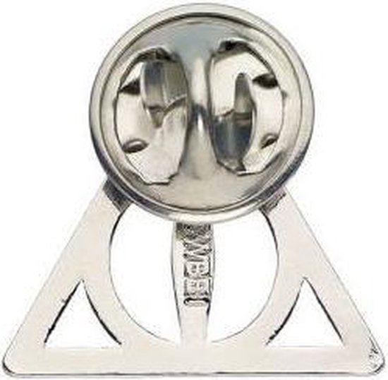 Zilverkleurige speld met het Deathly Hallows symbool. De achterkant heeft een gesp en de tekst 'WB'.