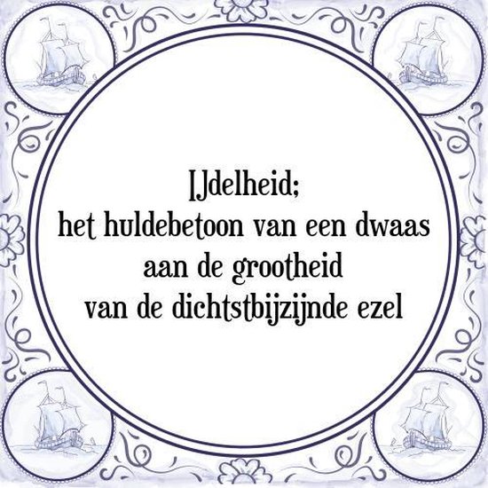 Tegeltje met Spreuk (Tegeltjeswijsheid): IJdelheid; het huldebetoon van een dwaas aan de grootheid van de dichtstbijzijnde ezel + Kado verpakking & Plakhanger