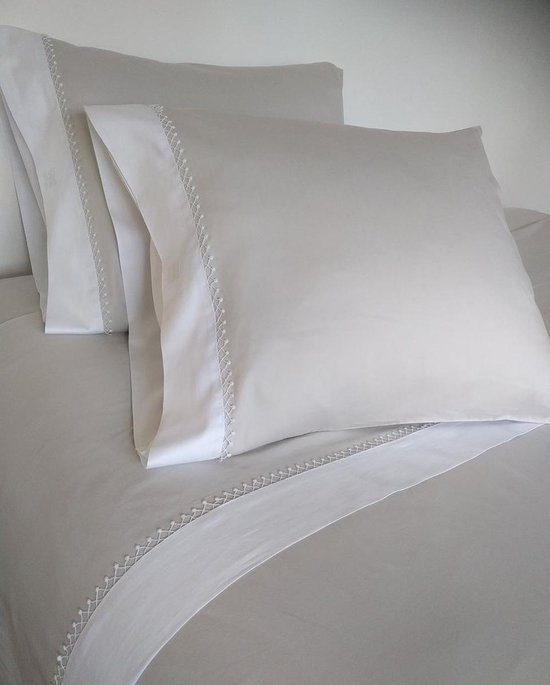 Ensemble de draps luxe DeSafo Lille Satin de Katoen 300TC: drap de dessus gris clair / blanc. Dimensions: 240 X 280 cm avec deux taies d'oreiller 60 X 70 cm (avec sac à linge pour le linge de lit).