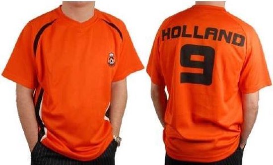 Oranje voetbalshirt met zwarte accenten, 'HOLLAND 9' op de rug. Klein embleem op de borst.