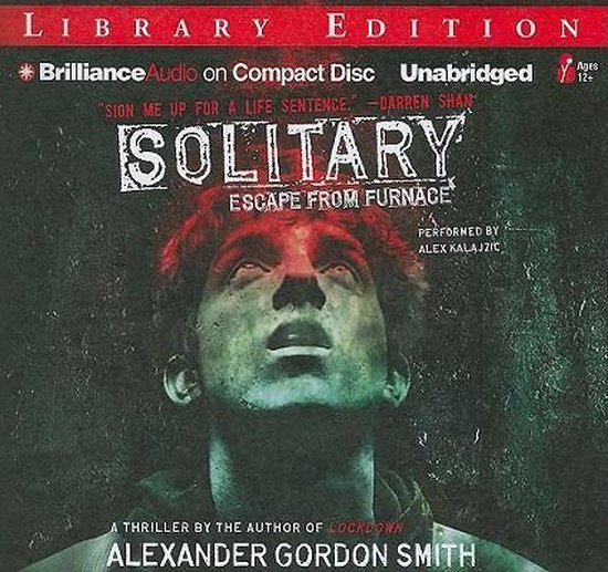 Boekomslag: 'Solitary Escape from Furnace' door Alexander Gordon Smith. Een jongen kijkt omhoog naar het 'Library Edition'-logo.