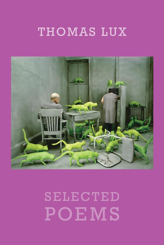 Couverture de livre avec le titre THOMAS LUX SELECTED POEMS. Un homme est assis sur une chaise au milieu de nombreuses statues de chats vert vif.