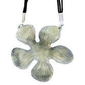 Zwarte ketting van touw met bloem hanger