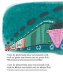 Een lange groene goederentrein met roze wagons en een rode locomotief rijdt door een tunnel, met de tekst 'De trein naar Timboektoe'.
