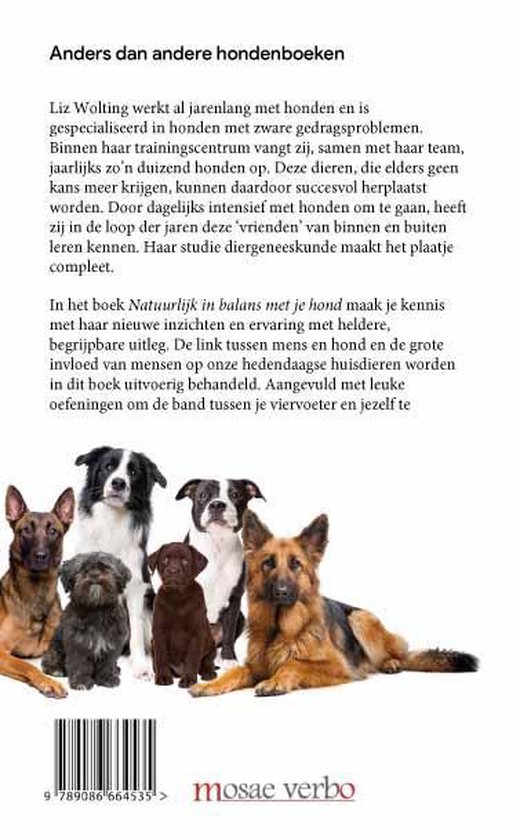Achterkant van het boek 'Natuurlijk in balans met je hond' met een foto van zeven honden, waaronder een Border Collie en een Duitse herder.