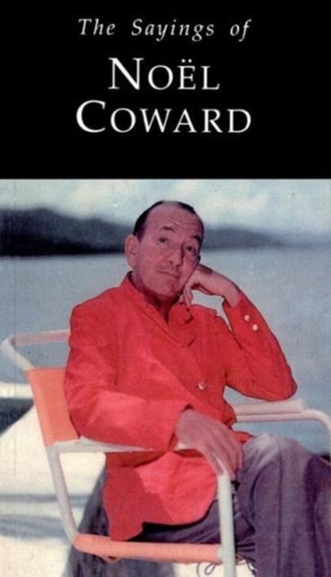 Boekomslag van "The Sayings of Noël Coward" met een foto van Noël Coward in een oranje jasje, zittend op een stoel aan het water.